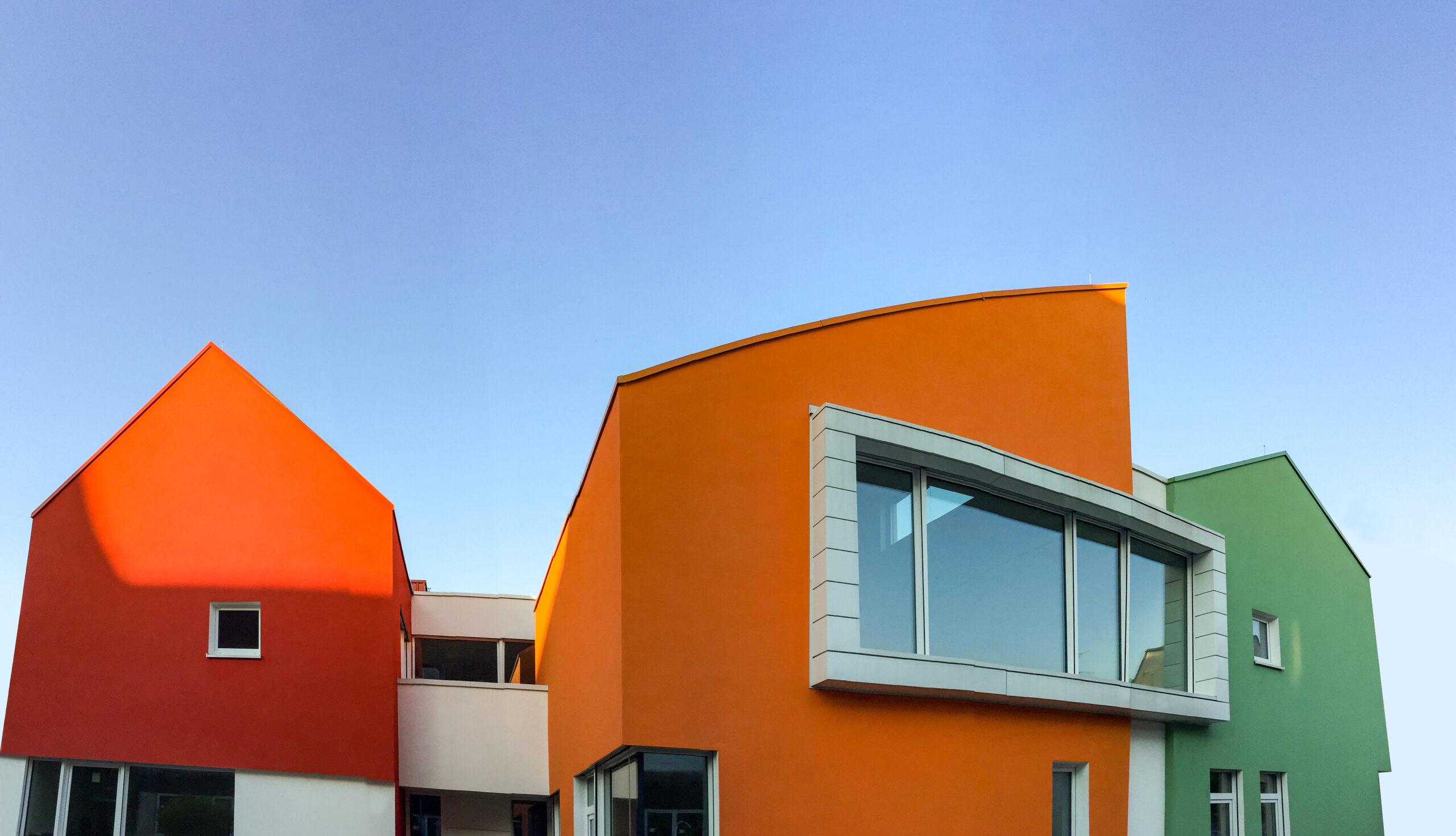construction, building, modern architecture, residential building, build, construction site, paint, wall paint, facade, VINNAPAS®, facade paint, vinyl acetate-ethylene dispersions, VAE, polymer powder, binders, house, houses, colorful, blue, red , Orange, green, modified thin and leveling plasters, skim coat; Bauwesen, Gebäude, moderne Architektur, Wohnhaus,bauen, Baustelle, Konstruktion, Farbe, Wandfarbe, Fassade, malen, streichen, VINNAPAS®, Fassadenfarbe, Vinylacetat-Ethylen Dispersionen, VAE, Dispersionspulver, Bindemittel, Haus, Häuser, bunt, farbenfroh, Blau, Rot, Orange, Grün, modifizierte Dünn- und Spachtelputze, Skimcoat